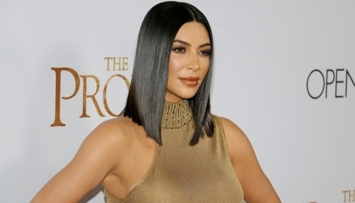 Gaya rambut wawancara lob lurus Kim Kardashian