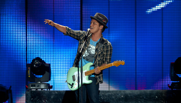 Bruno Mars actuó en un concierto en Milán, Italia en 2011.